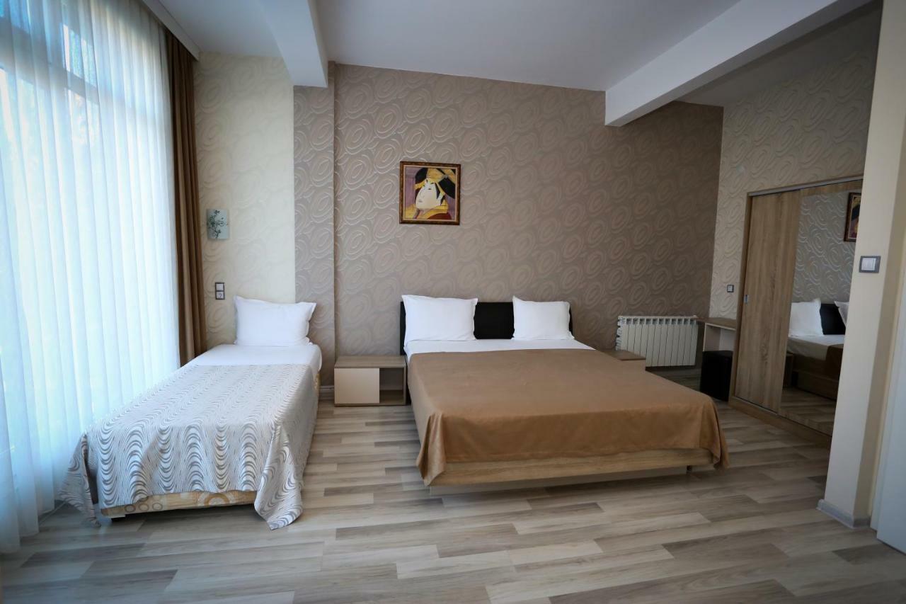 Apart Hotel Central Момчилград Экстерьер фото